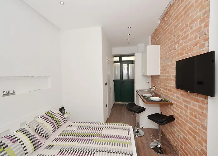 Apartment Split Smile